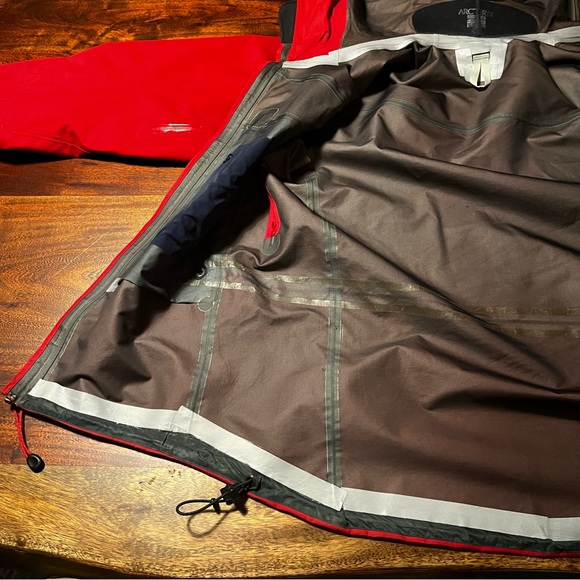 Arc’teryx Alpha SV Men’s Small - Picture 6 of 13